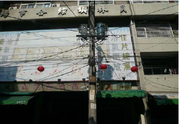改善前纜線附掛電桿情形