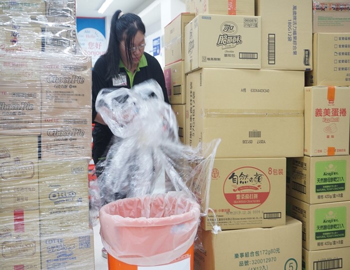 工作人員示範塑膠包裝膜拆收作業