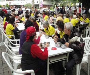 高雄市社區老人供餐情形
