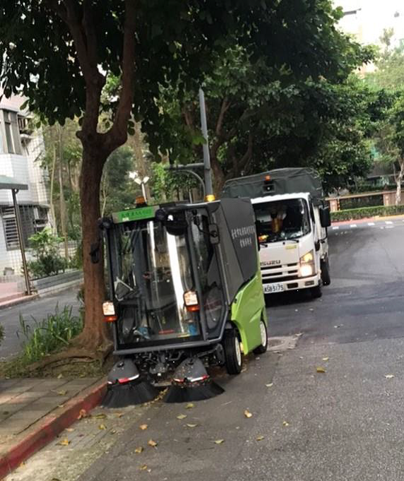 Small street-sweeping vehicles