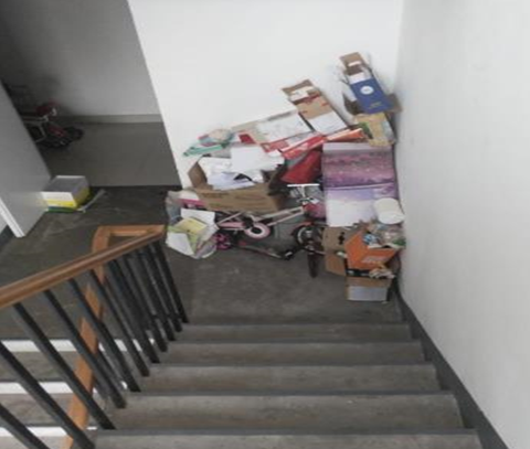 臺北市集合住宅逃生通道堆置雜物