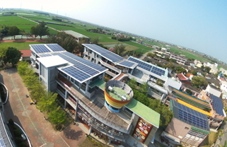 嘉義縣溪口國小房舍屋頂太陽能光電設備建置情形