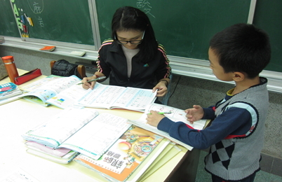 指導課後照顧服務班學童作業