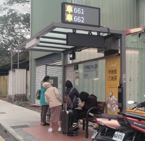 台中市公車候車亭服務燈