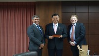 克里斯‧菲爾德先生(Mr. Chris Field)及彼得‧博希爾先生(Mr. Peter Boshier)與林審計長合影