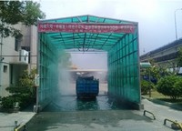 苗栗縣車輛進行隧道式噴霧消毒
