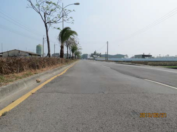 目加溜灣大道路面隆起漲裂照片