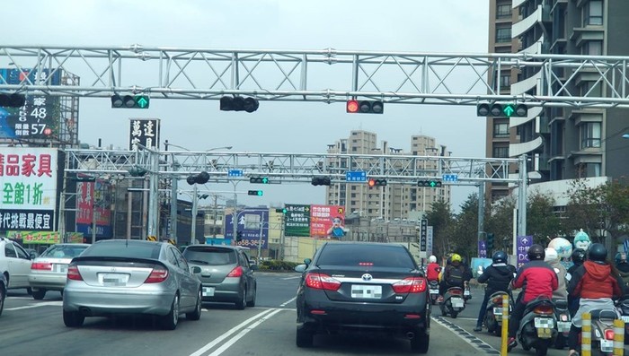 新竹縣中華路及興隆路口增設門架並設置各車道專用號誌