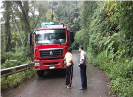 南投縣政府警察局取締違規大型車輛