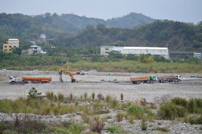 石岡壩疏濬作業情形