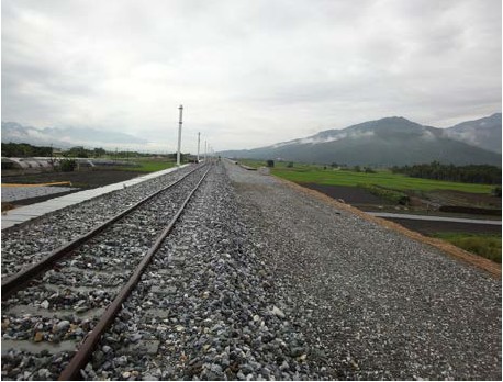 花東鐵路電氣化軌道及電桿設施